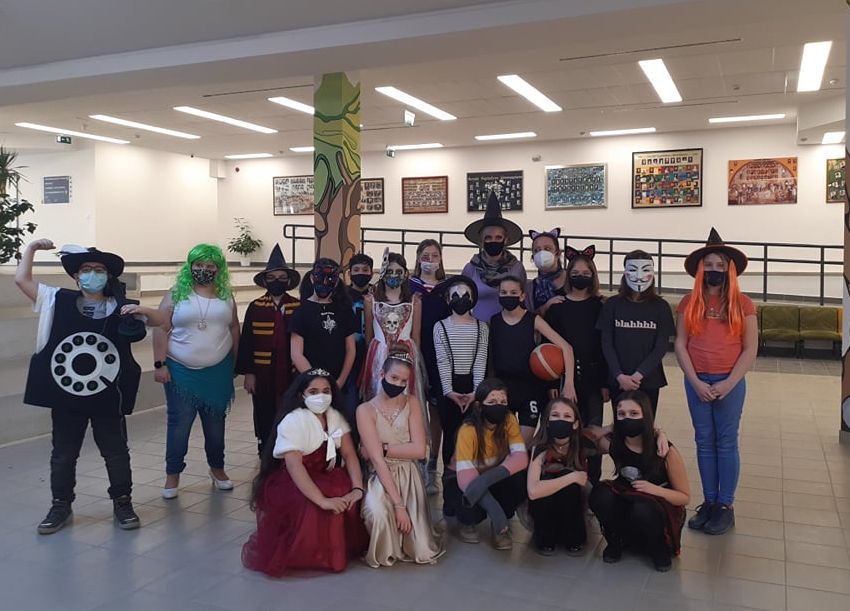 Itt a farsang, áll a bál