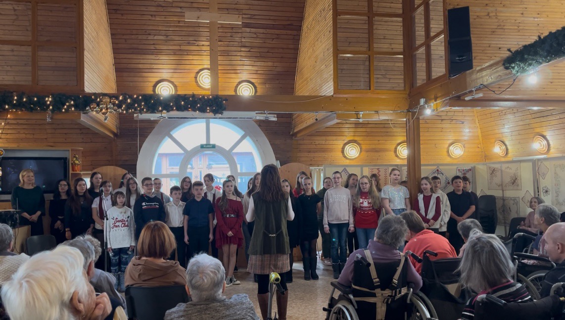 Karácsonyi műsor az idősek otthonában